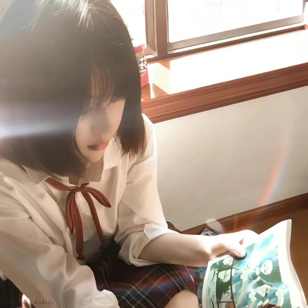 圆肚子女孩